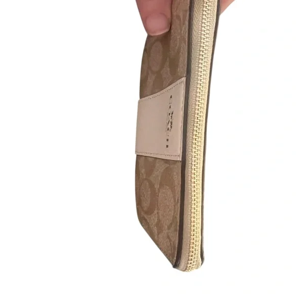 Coach Corner Zip Wristlet Signature Canvas Khaki Chalk NWT - Picture 4 of 10